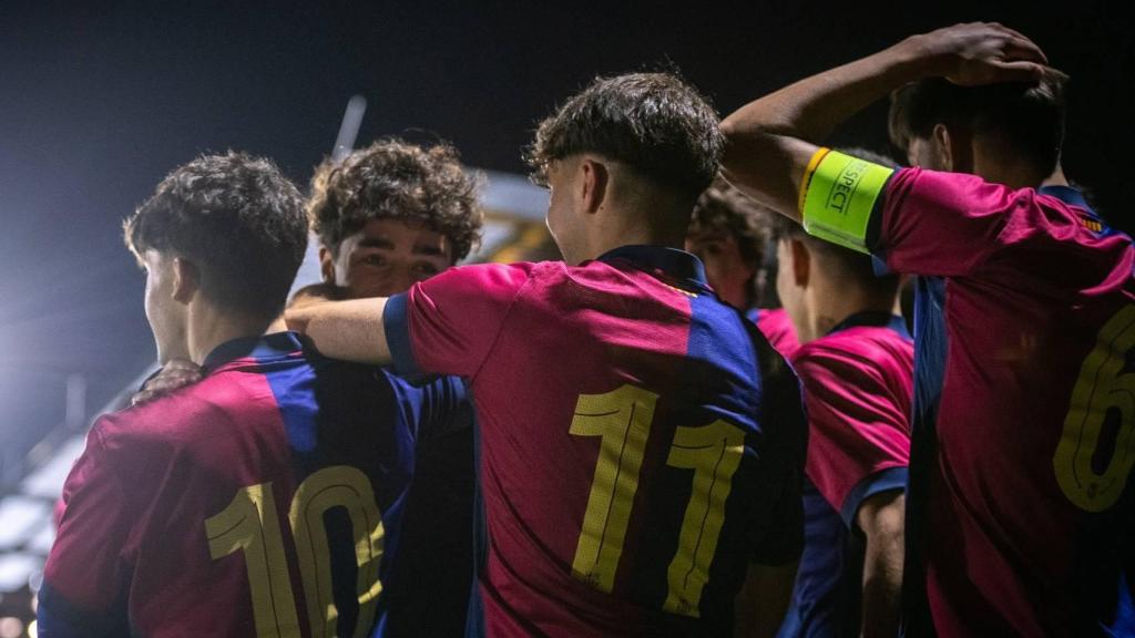 La euforia del Juvenil A del Barça tras ganar en el campo del Borussia Dortmund