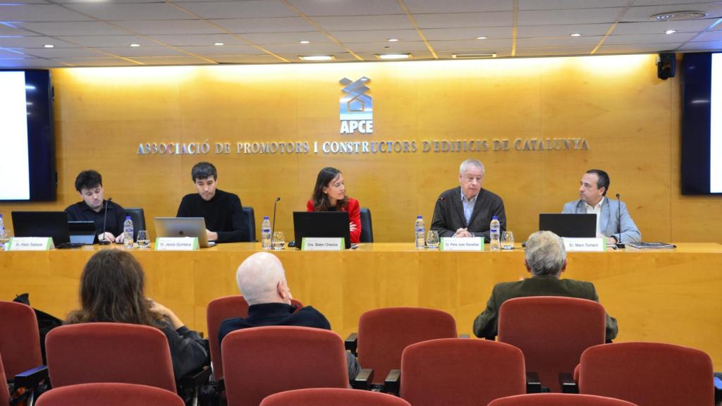 Los autores del estudio Aleix Salazar y Jesús Quintana, junto a Belén Onecha (ETSAB), Pere J. Ravellat (ETSAB) y Marc Torrent (APCE)