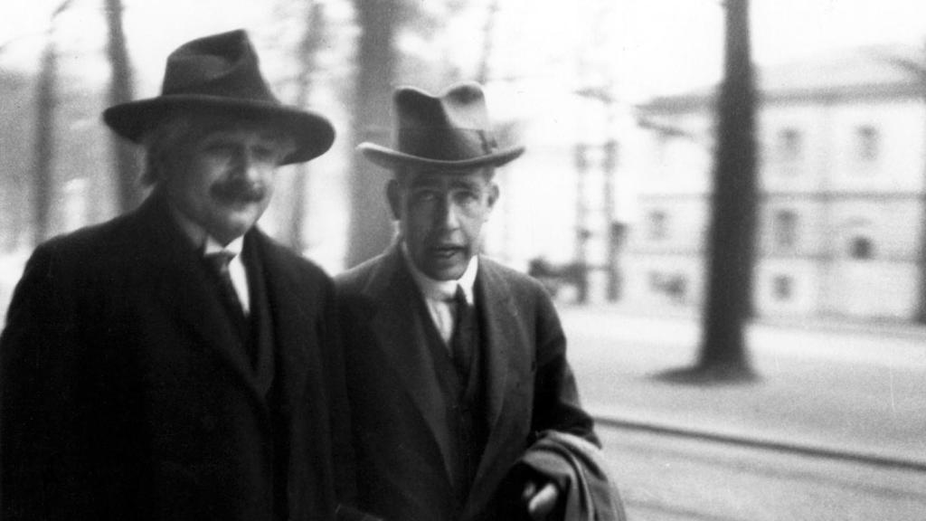 Albert Einstein y Niels Bohr, colegas y pioneros de la física cuántica