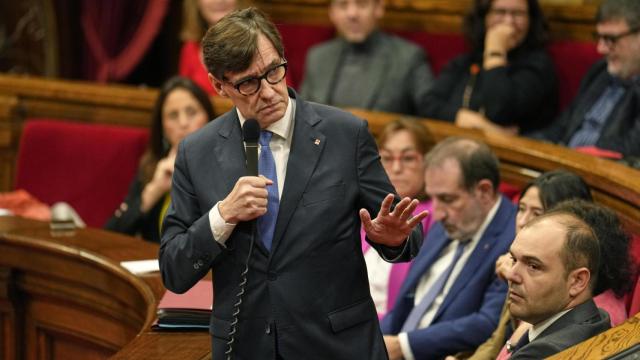 El presidente de la Generalitat, Salvador Illa, durante el pleno del Parlament donde se somete a una nueva sesión de control