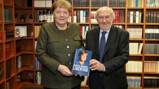 Angela Merkel junto al presidente de RBA, Ricardo Rodrigo