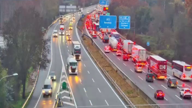 Atasco en la AP-7 a la altura de la Roca del Vallès este miércoles