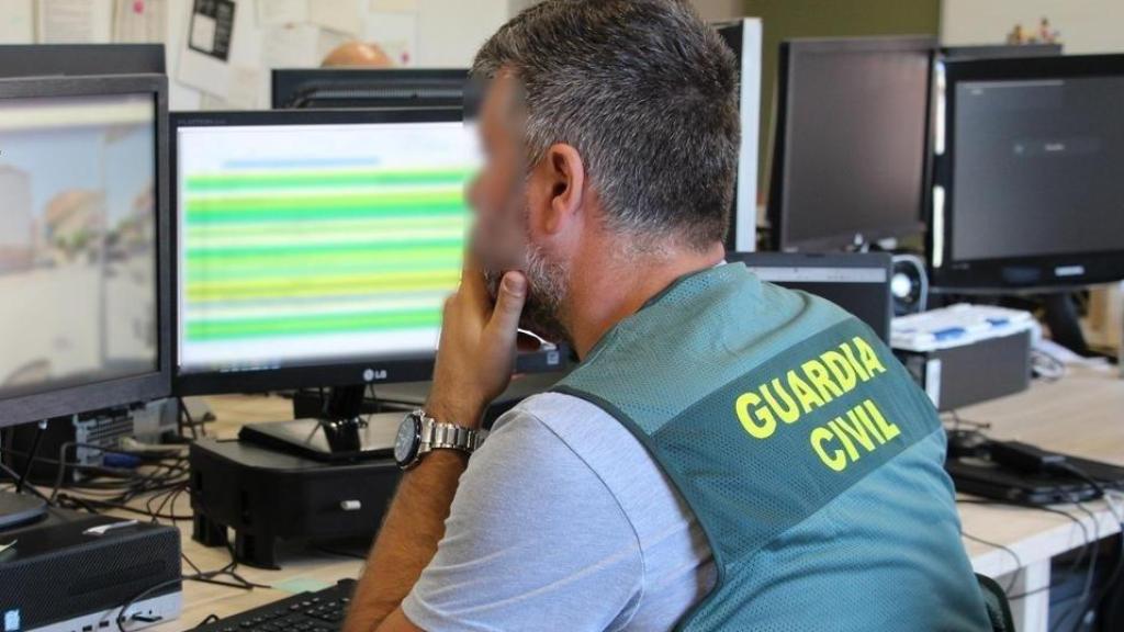 Un agente de la Guardia Civil