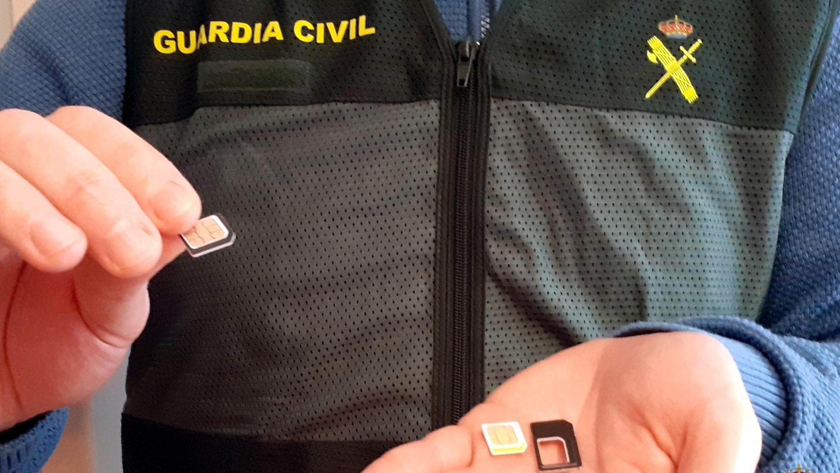 Un guardia civil muestra tarjetas SIM duplicadas