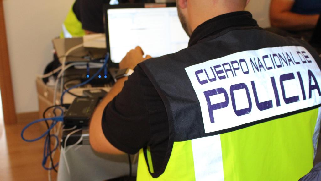 Un policía investiga una ciberestafa