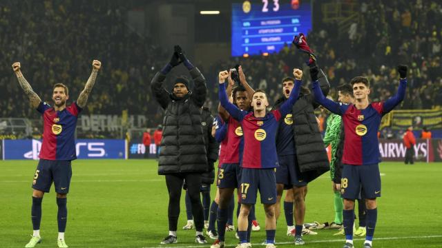 Los futbolistas del Barça celebran la victoria ante el Borussia con la afición