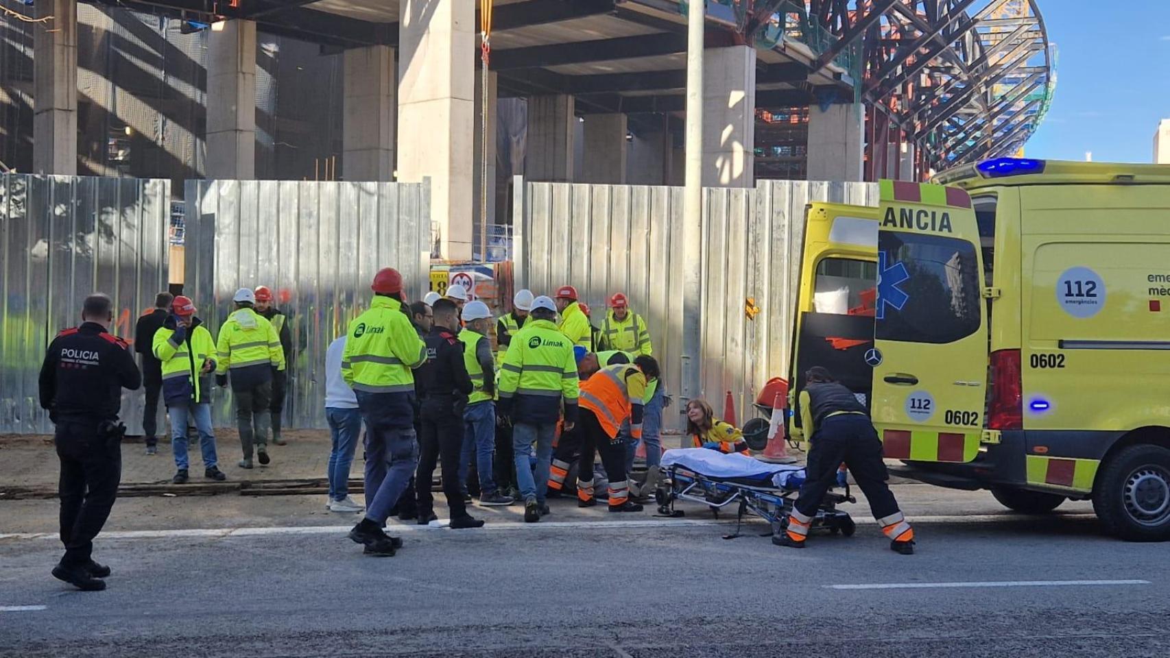 Herido grave en las obras del Spotify Camp Nou: se llevan en ambulancia a un trabajador