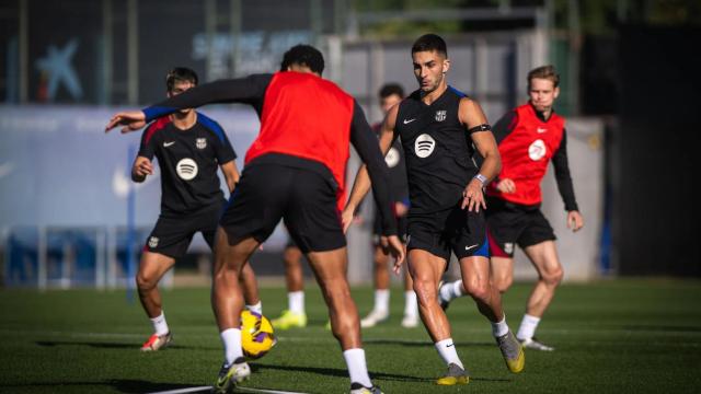 Ferran Torres disputa el balón en un entrenamiento del Barça