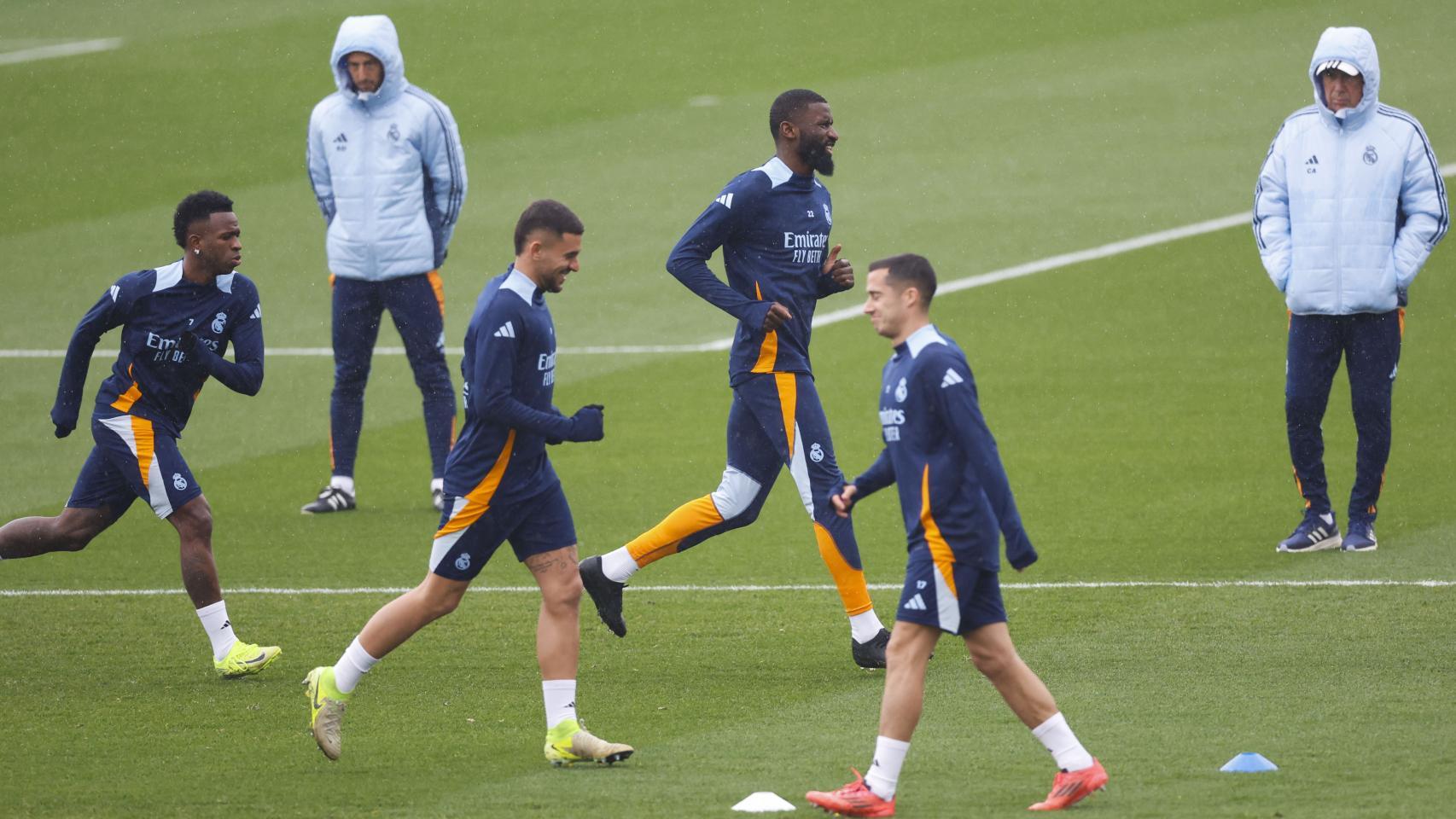 Carlo Ancelotti vigila el entrenamiento del Real Madrid antes de un partido de Liga