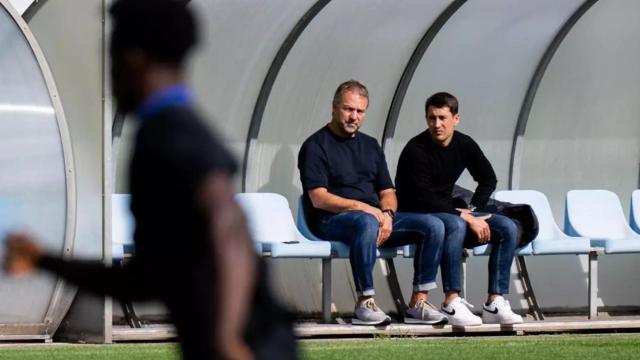 Hansi Flick y Bojan Krkic, durante un entrenamiento del filial del Barça