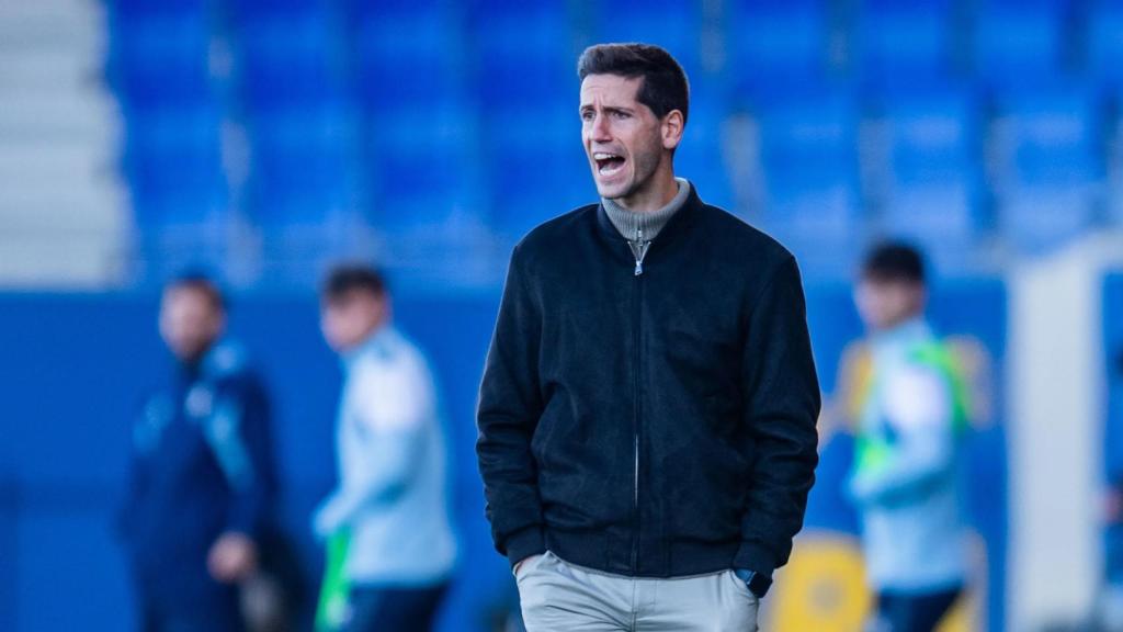 Albert Sánchez, entrenador del Barça B, en un partido de Primera RFEF