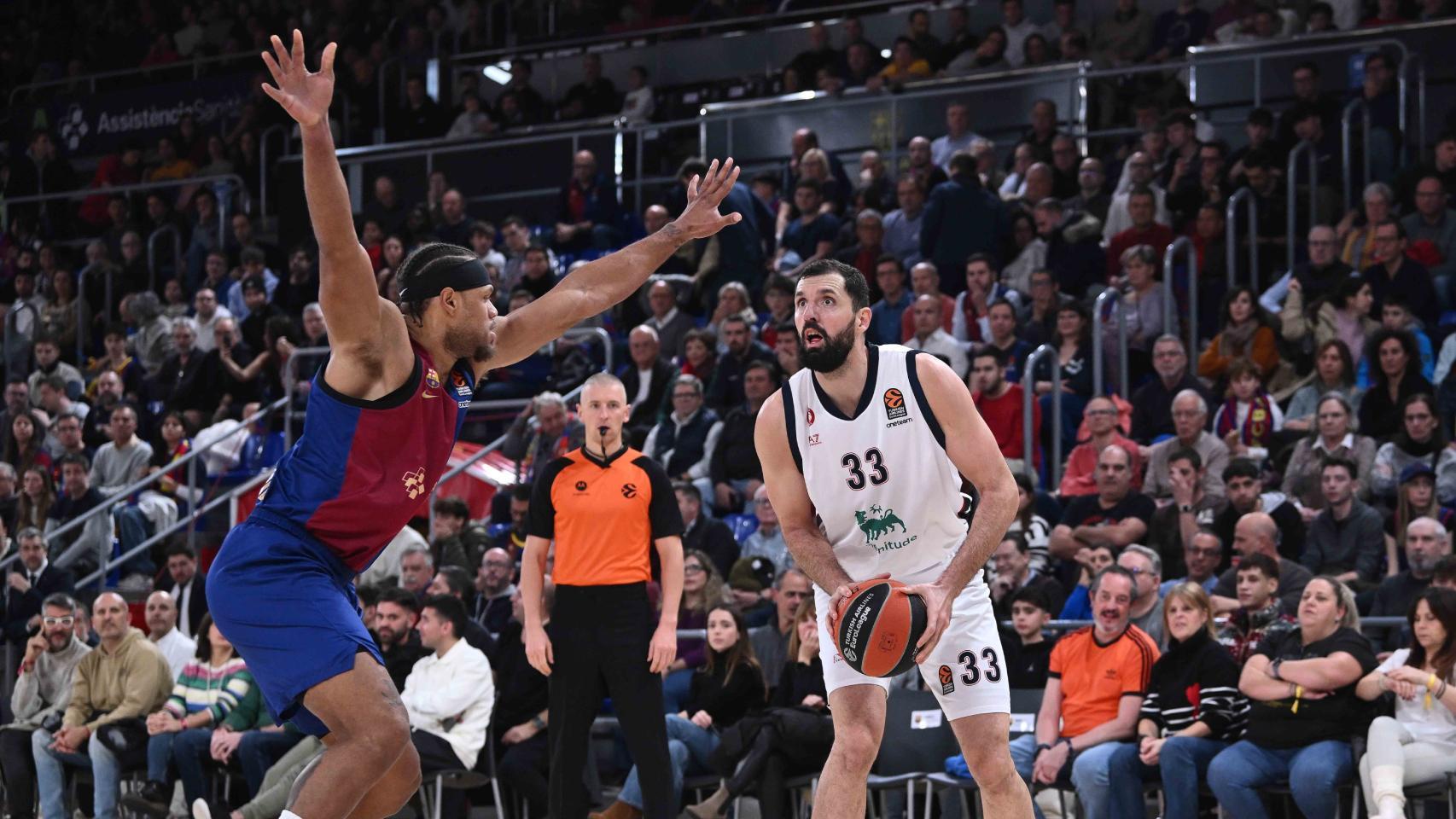 Nikola Mirotic comanda una jugada en el partido contra el Barça de basket