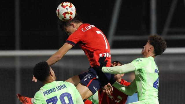 Los futbolistas del Barça B disputan un balón en el partido contra el Osasuna