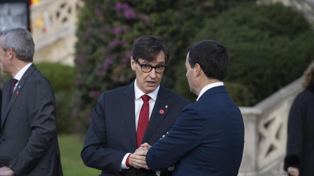 El lendakari Imanol Pradales (d) conversa con el presidente de la Generalitat, Salvador Illa (i) a su llegada al Palacio de la Magdalena de Santander para la XXVII Conferencia de Presidentes que se celebra este viernes