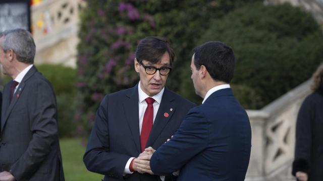 El lendakari Imanol Pradales (d) conversa con el presidente de la Generalitat, Salvador Illa (i) a su llegada al Palacio de la Magdalena de Santander para la XXVII Conferencia de Presidentes que se celebra este viernes