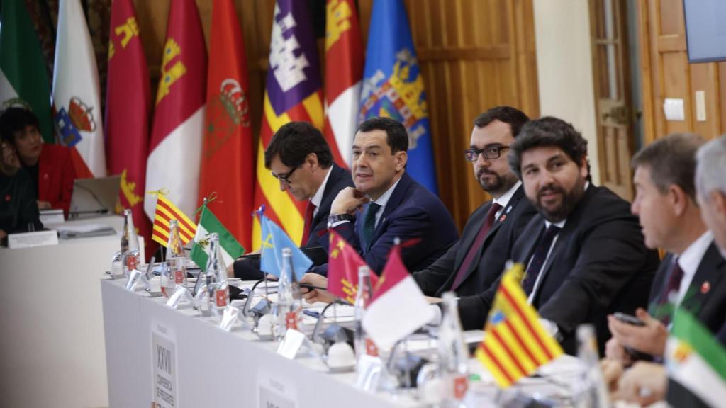 Los presidentes de Cataluña, Salvador Illa; Andalucía, Juanma Moreno; Asturias, Adrián Barbón; Murcia, Fernando López Miras, Castilla-La Mancha, Emiliano García Page y Aragón, Jorge Azcón (i a d), durante la XXVII Conferencia de Presidentes que se celebra este viernes en el Palacio de la Magdalena de Santander