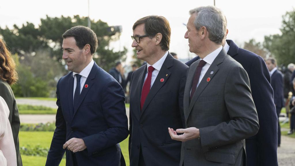 El lehendakari, Imanol Pradales, el presidente de la Generalitat de Catalunya, Salvador Illa y el presidente de la Xunta, Alfonso Rueda (i a d), a su llegada al Palacio de la Magdalena de Santander para la XXVII Conferencia de Presidentes que se celebra este viernes