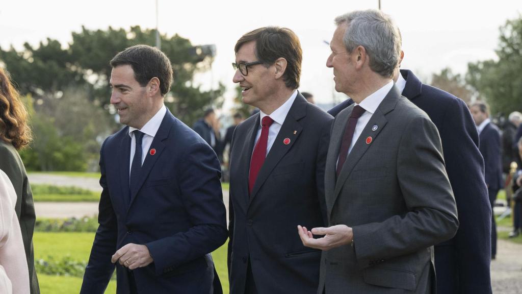 El lehendakari, Imanol Pradales, el presidente de la Generalitat de Catalunya, Salvador Illa y el presidente de la Xunta, Alfonso Rueda (i a d), a su llegada al Palacio de la Magdalena de Santander para la XXVII Conferencia de Presidentes que se celebra este viernes