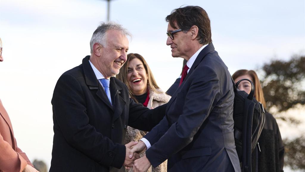 El ministro de Política Territorial y Memoria Democrática, Ángel Víctor Torres, y el presidente de la Generalitat de Cataluña, Salvador Illa, a su llegada a la XXVII Conferencia de Presidentes, en Santander, Cantabria (España)