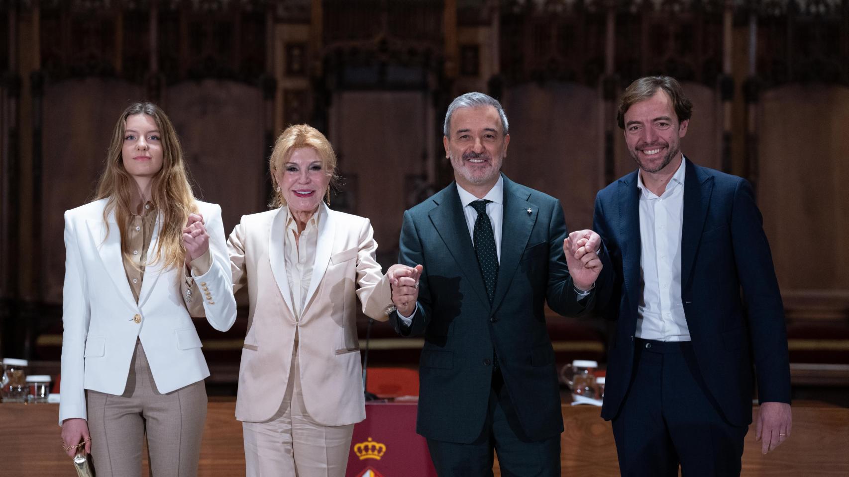 La hija de la baronesa Maria del Carmen Cervera; la baronesa Thyssen-Bornemisza, Carmen Thyssen; el alcalde de Barcelona, Jaume Collboni, y el presidente y CEO de Stoneweg, Jaume Sabater, durante la rueda de prensa para informar del acuerdo para ubicar en Barcelona el Museo Carmen Thyssen