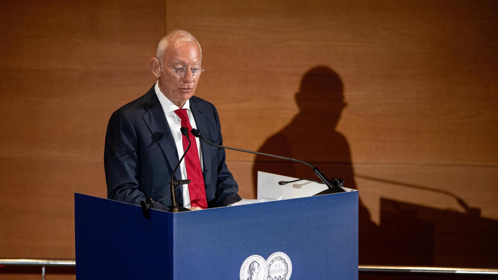 El presidente y fundador de Mango, Isak Andic, interviene durante el acto de entrega del VIII Premio Reino de España a la Trayectoria Empresarial (Iese)