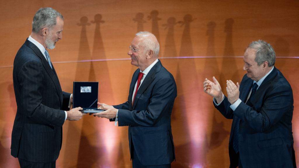 Andic, recibiendo el premio de las manos de Su Majestad el Rey