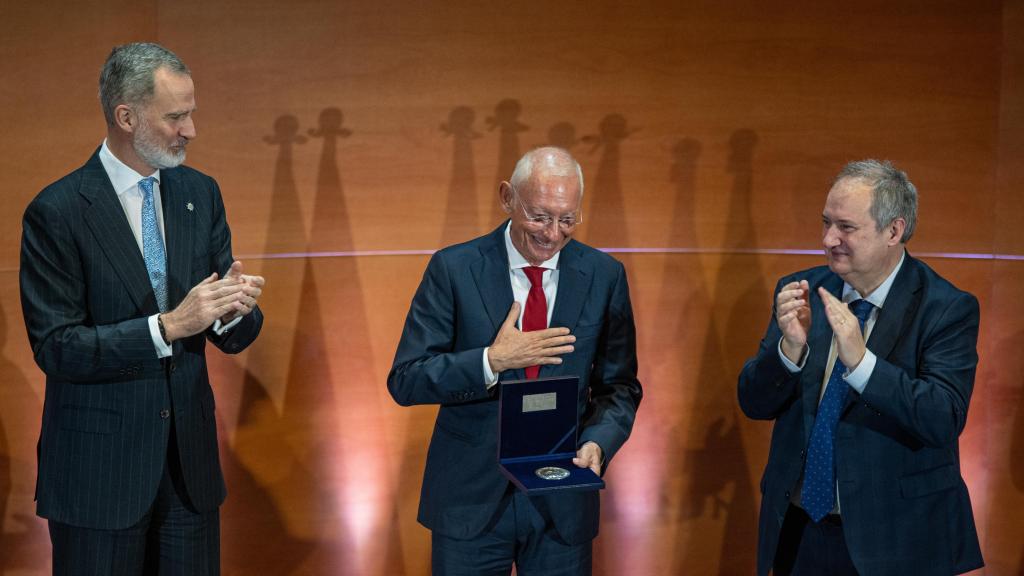 El rey Felipe VI y el ministro Jordi Hereu aplauden a Isak Andic, fundador de Mango, durante la entrega del VIII Premio Reino de España a la Trayectoria Empresarial (Iese) en marzo de 2024