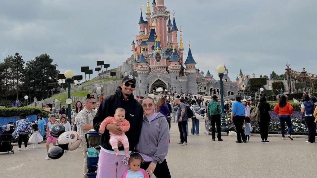 Ronald Araujo, su mujer Abi Olivera y sus dos hijas, en Disneyland París