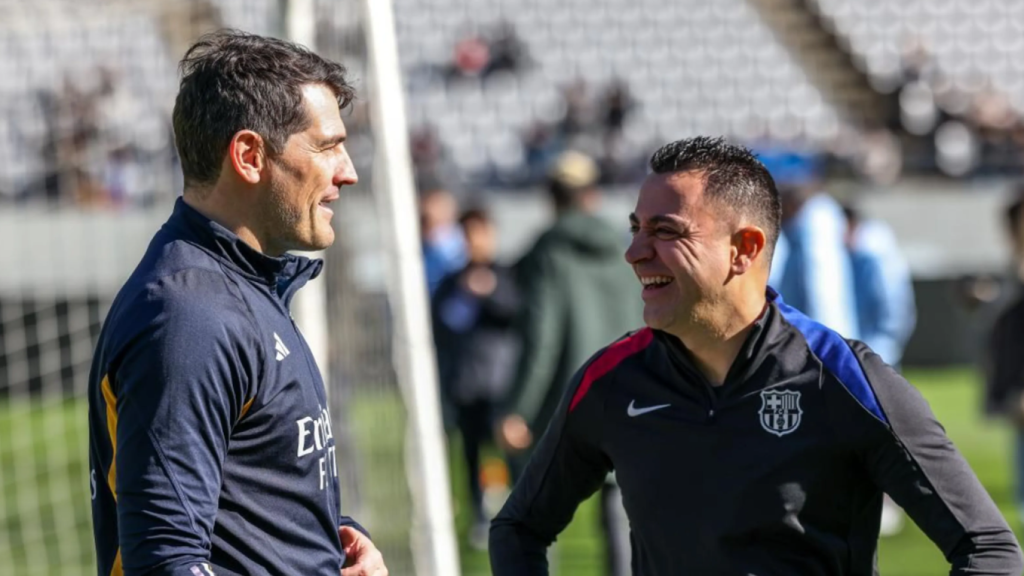 Iker Casilles y Xavi ríen en Japón, antes del clásico de leyendas