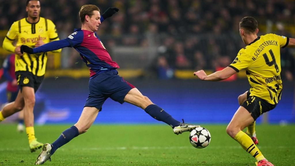 Frenkie de Jong disputa el balón en el partido del Barça contra el Dortmund