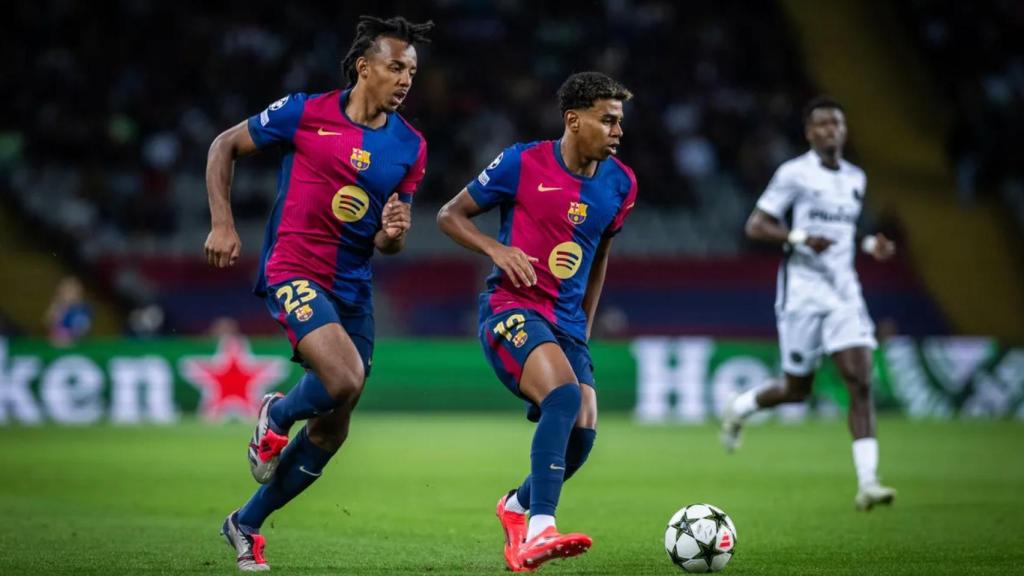 Jules Koundé, junto a Lamine Yamal, en un partido del Barça en Montjuïc