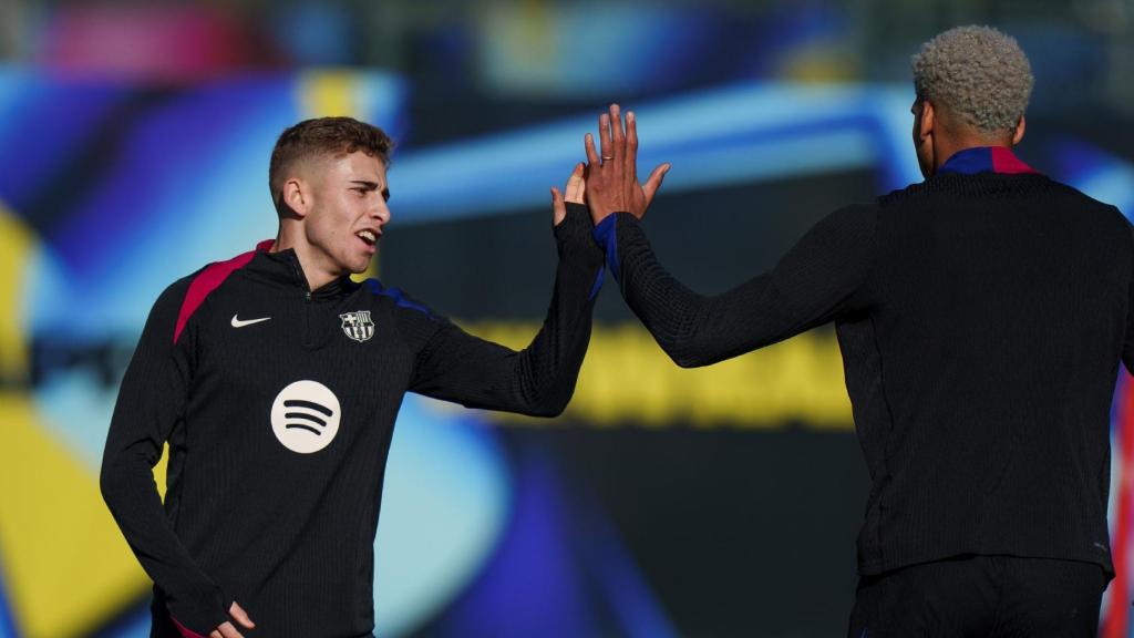 Fermín López saluda a Ronald Araujo en el entrenamiento del Barça