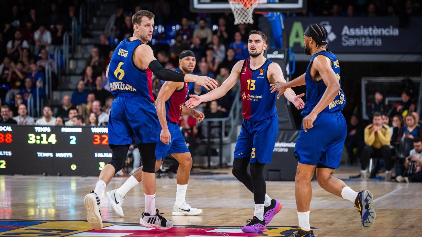 Vesely, Satoransky y Parker, durante la derrota del Barça de basket contra el Armani Milan