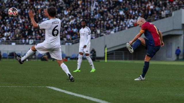 Andrés Iniesta centra un balón contra el Real Madrid Leyendas