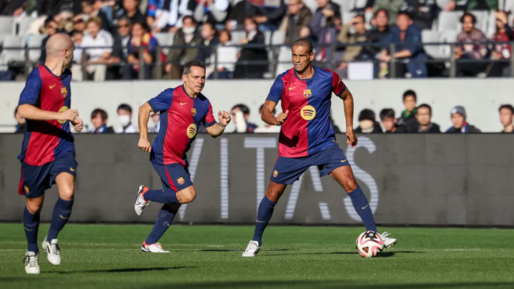 Rivaldo, Barjuan e Iniesta combinan en una jugada de los Barça Legends