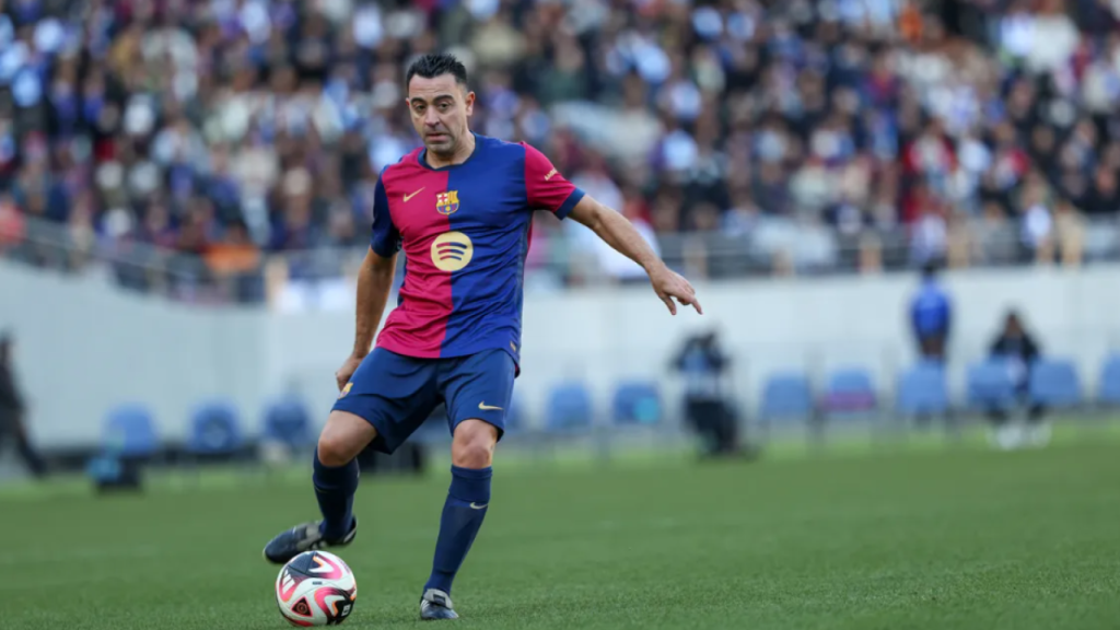 Xavi Hernández pasa un balón en el Barça Legends-Real Madrid Leyendas