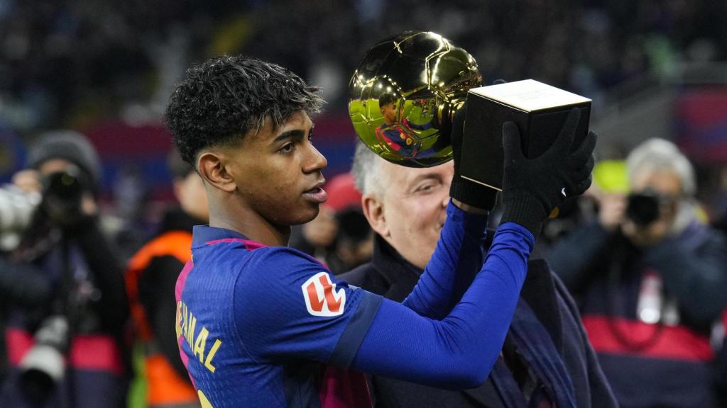 Lamine Yamal muestra el Golden Boy al estadio de Montjuïc, antes del Barça-Leganés