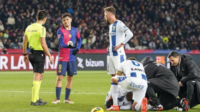 Pedri habla con Quintero González, el árbitro principal del Barça-Leganés