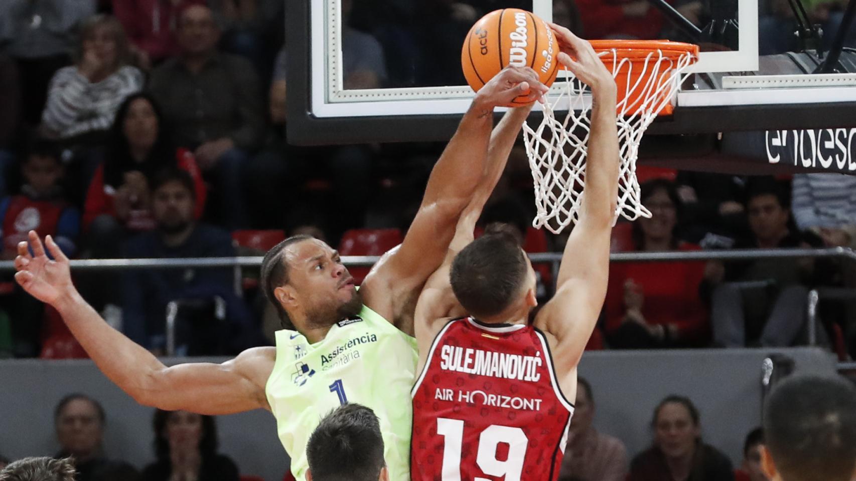 Justin Anderson disputa el balón contra Sulejmanovic durante el Zaragoza-Barça de basket