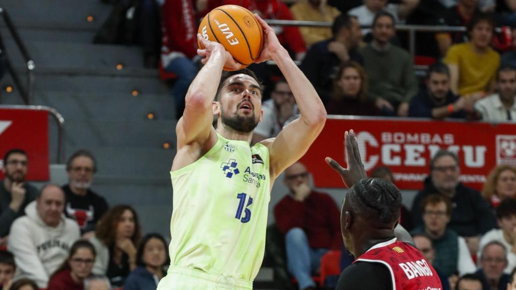 El lanzamiento de Satoransky en el partido del Barça de basket contra el Zaragoza