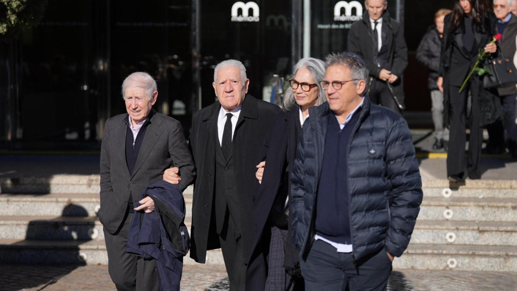 El publicista y amigo de Isak Andic Lluís Bassat a la salida del Tanatorio de Les Corts