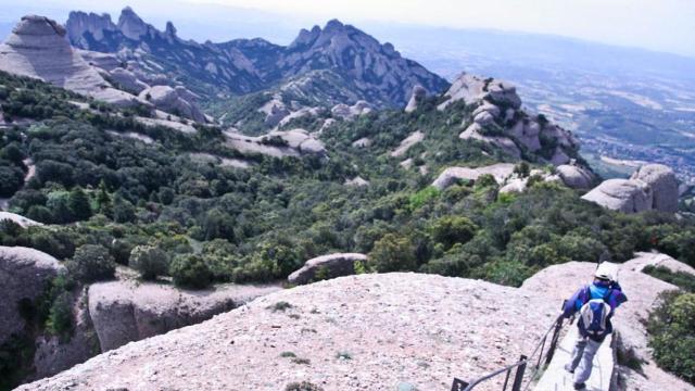 Un excursionista en el macizo de Montserrat, donde ha fallecido Isak Andic, dueño de Mango