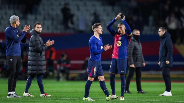 Los futbolistas del Barça aplauden a los aficionados que asistieron a Montjuïc