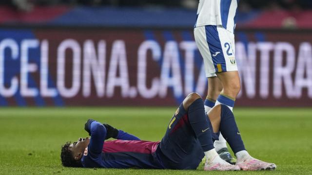 Lamine Yamal se duele en el césped de Montjuïc, en el Barça-Leganés