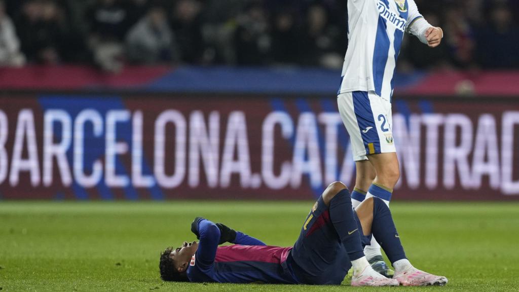 Lamine Yamal se duele en el césped de Montjuïc, en el Barça-Leganés