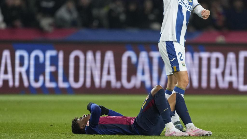 Lamine Yamal se duele en el césped de Montjuïc, en el Barça-Leganés