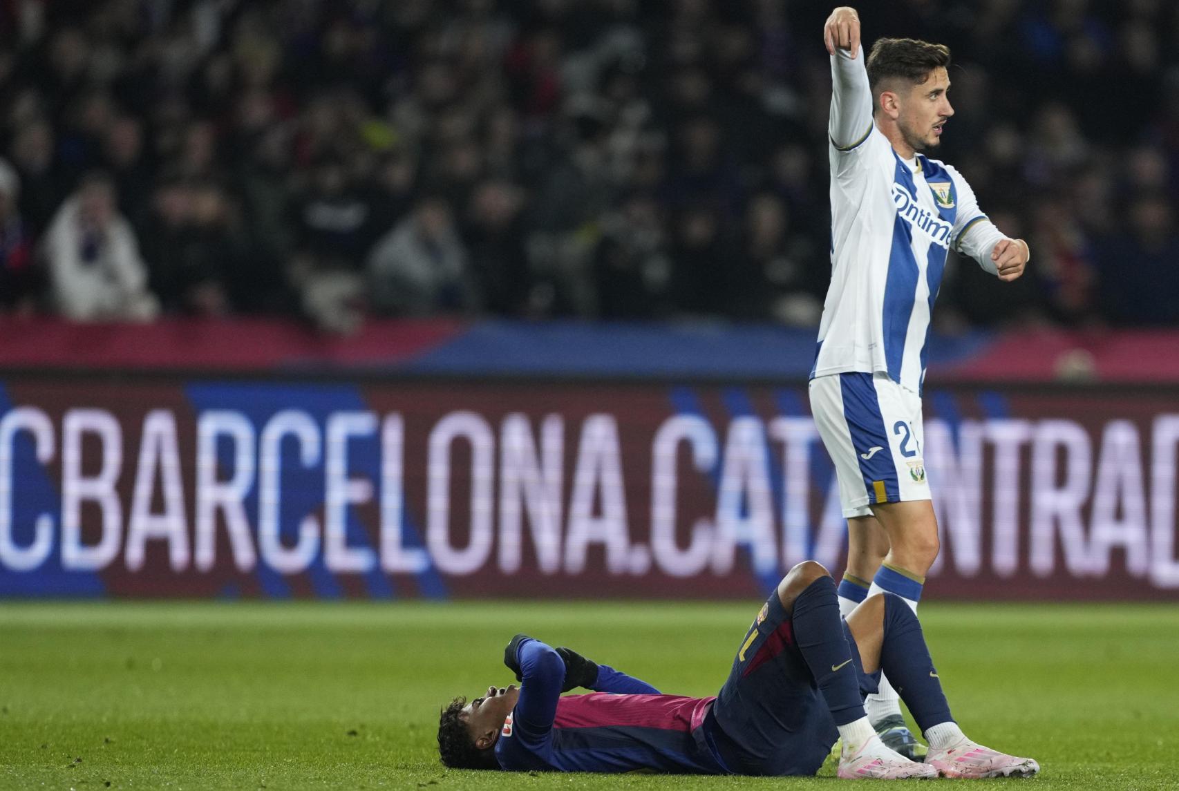 Lamine Yamal se duele en el césped de Montjuïc, en el Barça-Leganés