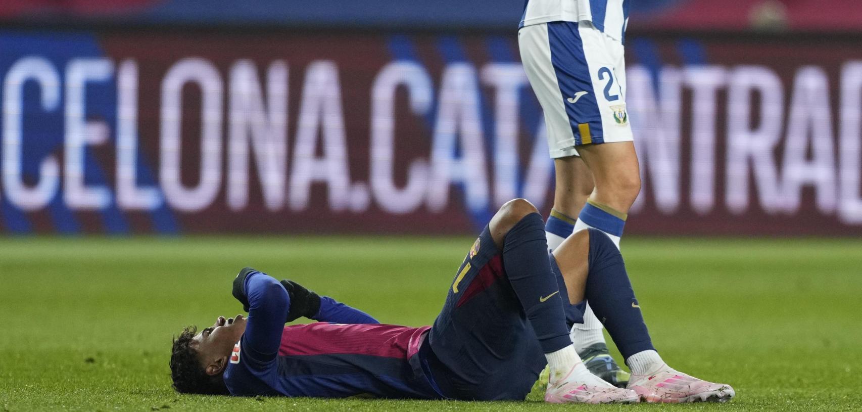 Lamine Yamal se duele en el césped de Montjuïc, en el Barça-Leganés