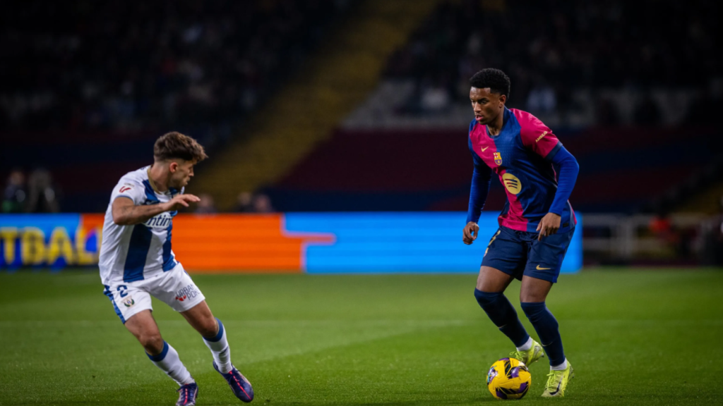 Alejandro Balde encara a un rival durante la derrota del Barça contra el CD Leganés