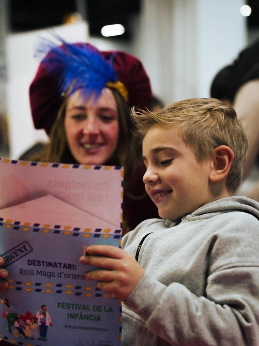 Un niño entrega su carta al Paje Real